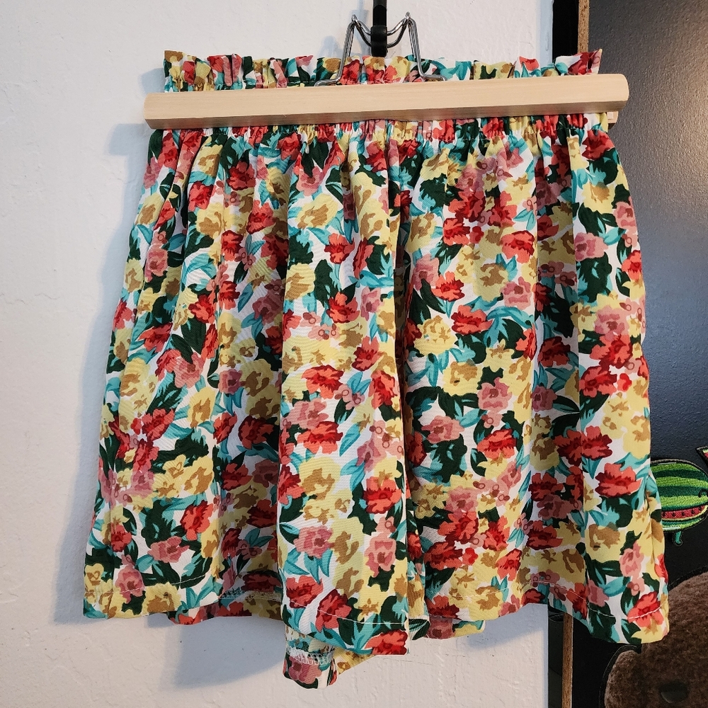 Floral Multicolor Shorts - Picture 2 of 4